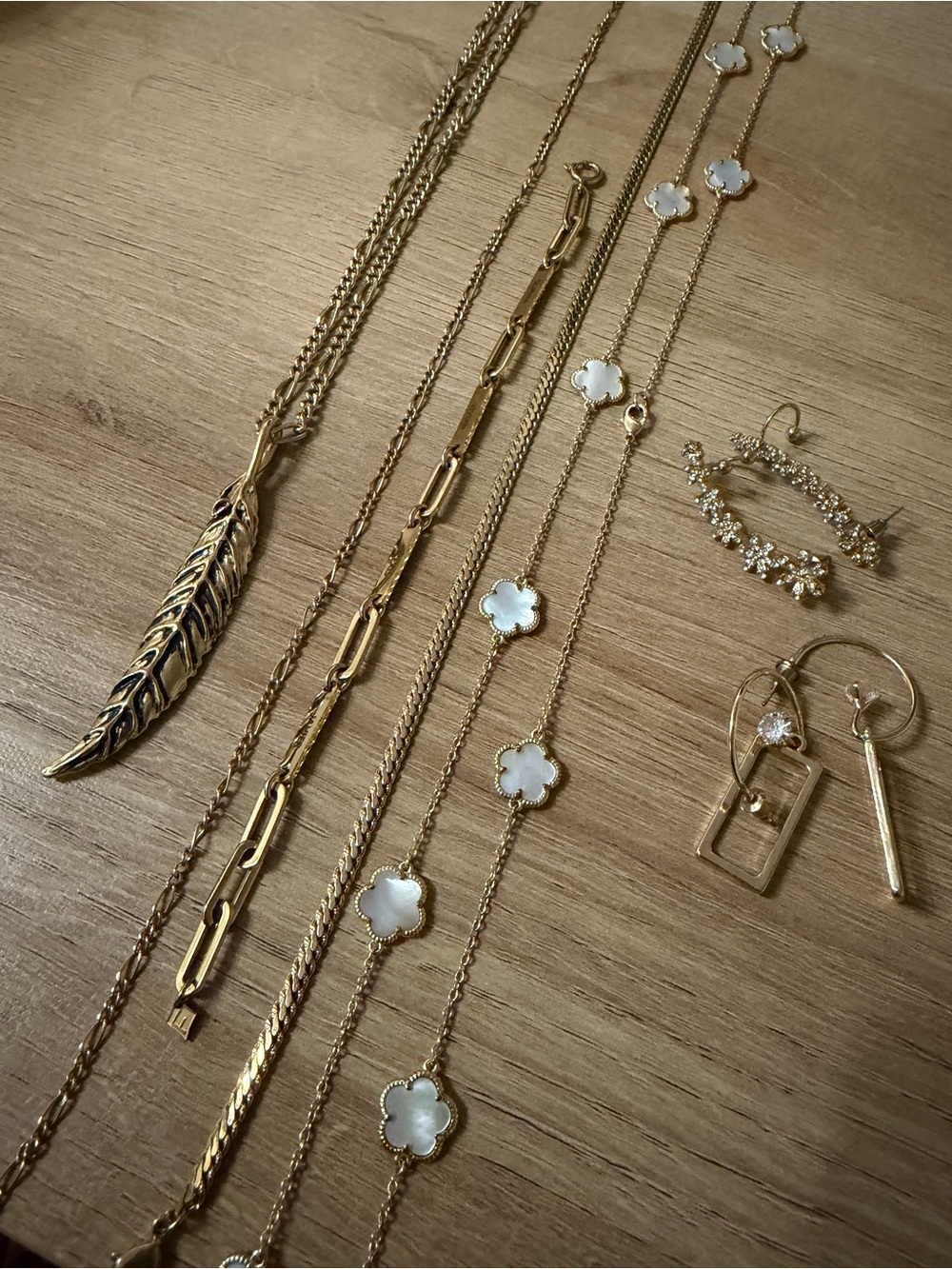 Bulk lot of gold tone jewelry - Picture 2 of 2